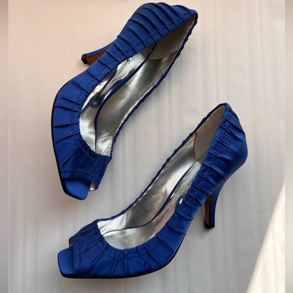 GUESS blue heels